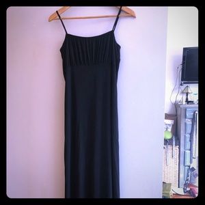 Floor length black dress. Wedding. Performance